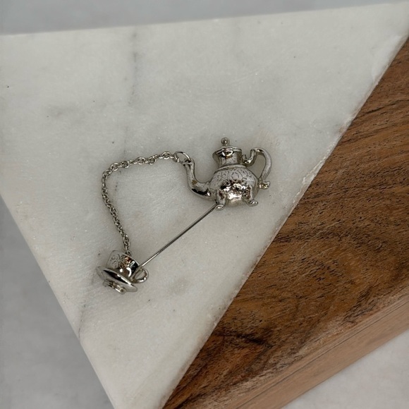 Avon Jewelry - Avon Colonial Teapot Pin Vintage 1981 Silver Tone Lapel lot B36